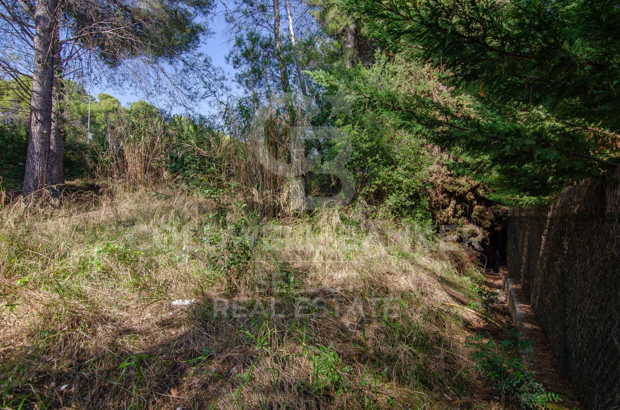 Plot with a brilliant and impeccable project and building permit