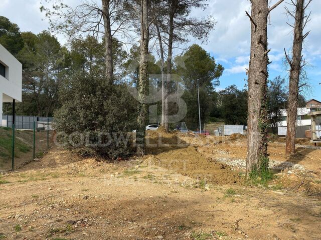 Solar plano en zona exclusiva y tranquila de Bellaterra