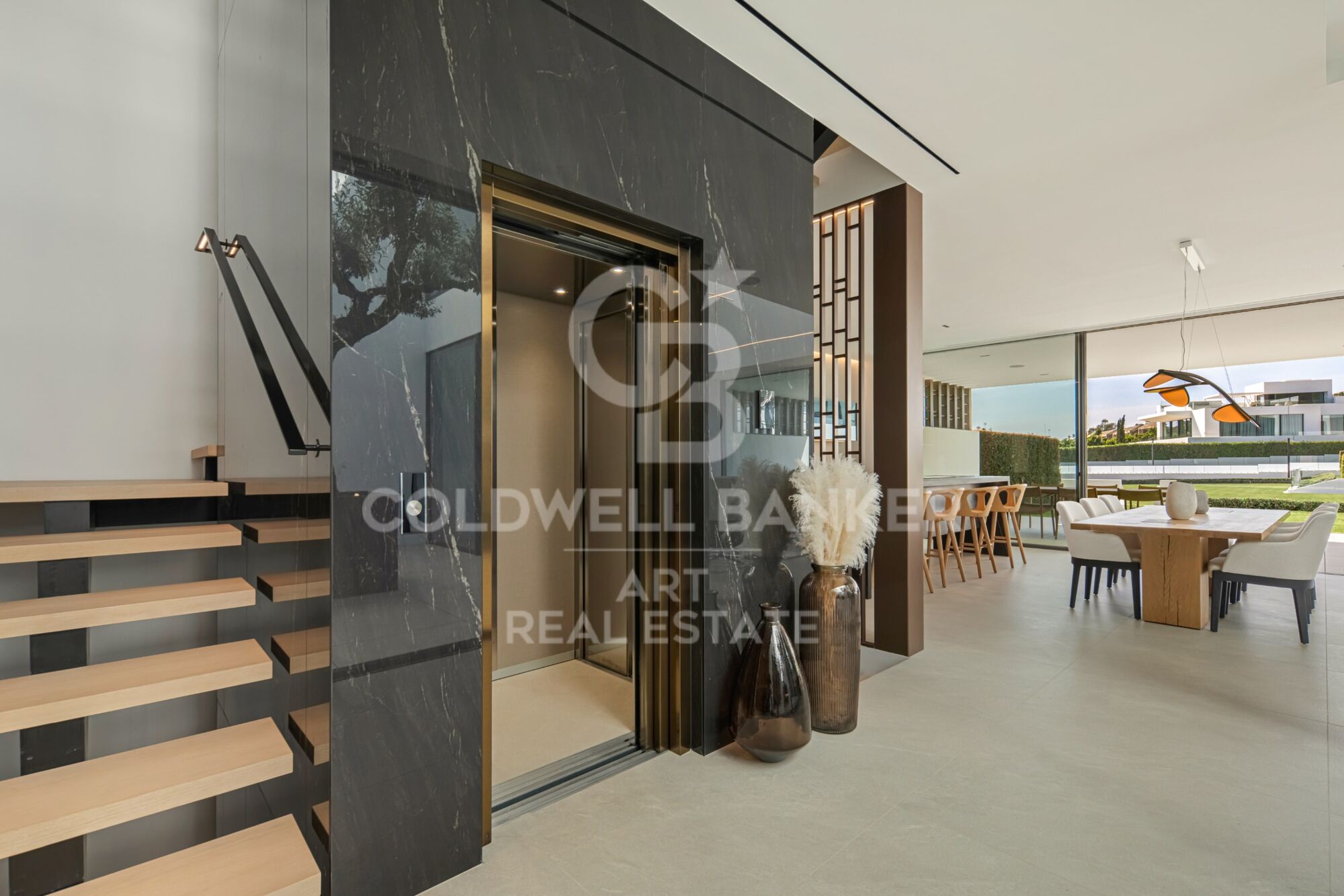 Spectacular villa located in the most exclusive area of Marbella's Golden Mile.