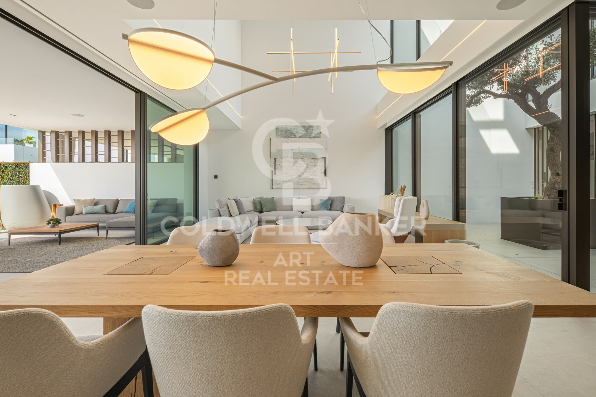 Spectacular villa located in the most exclusive area of Marbella's Golden Mile.