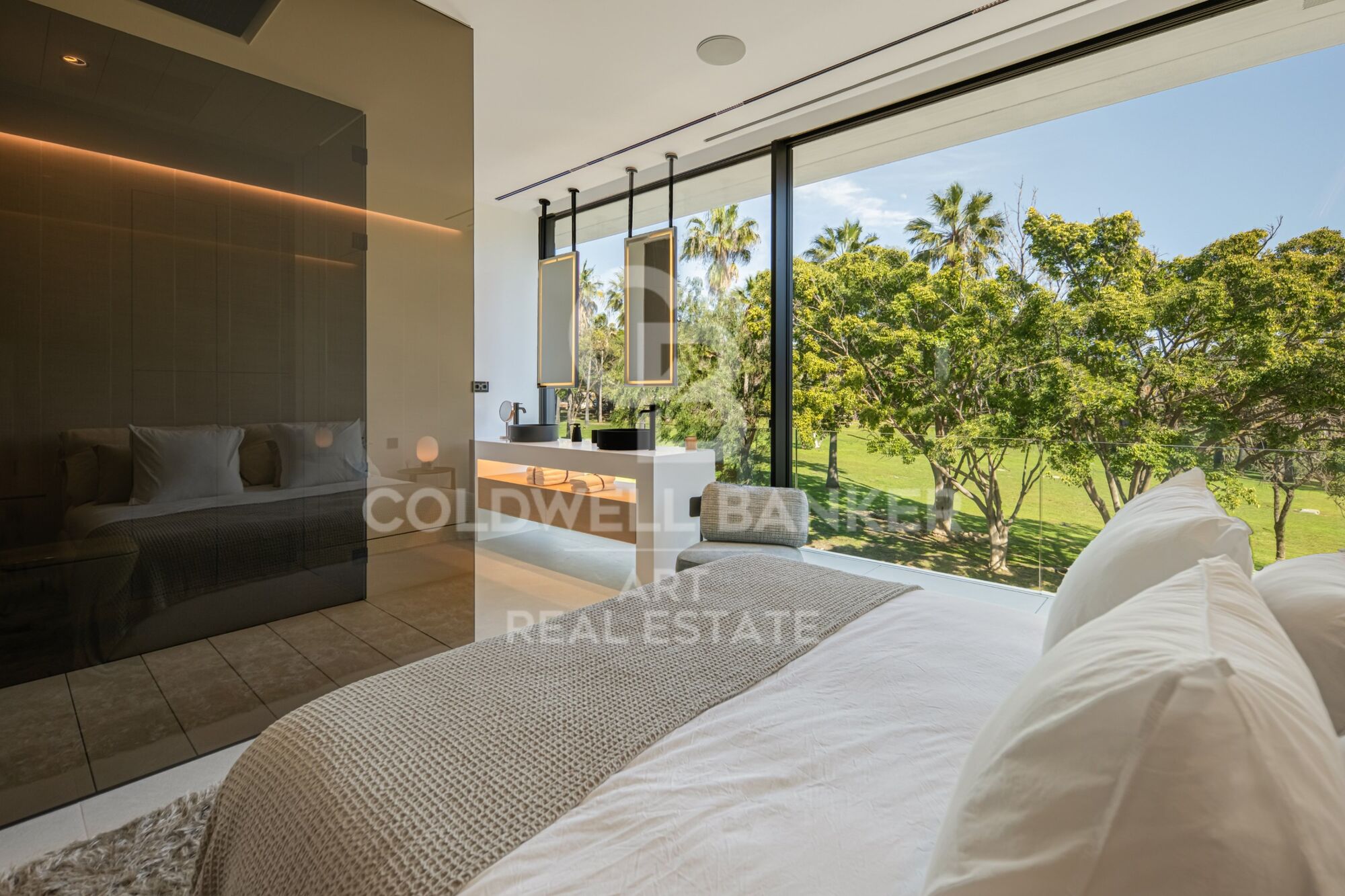 Spectacular villa located in the most exclusive area of Marbella's Golden Mile.