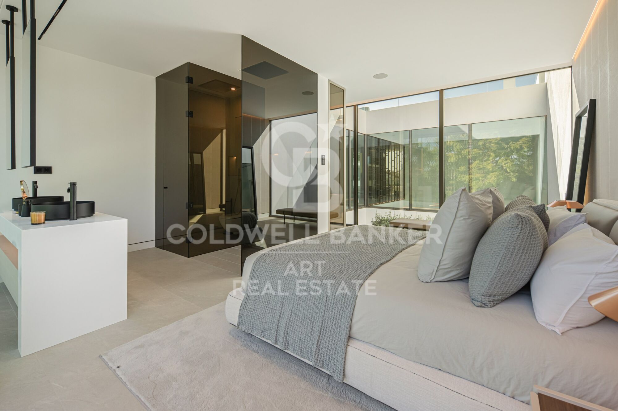 Spectacular villa located in the most exclusive area of Marbella's Golden Mile.