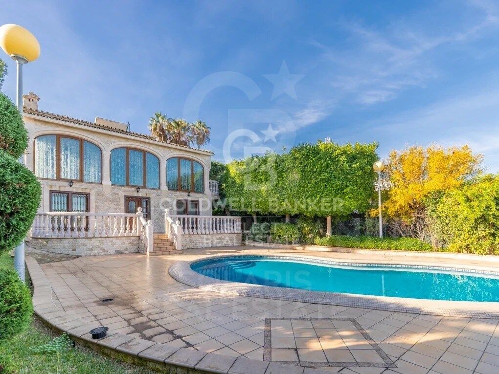 Elegant villa with sea views