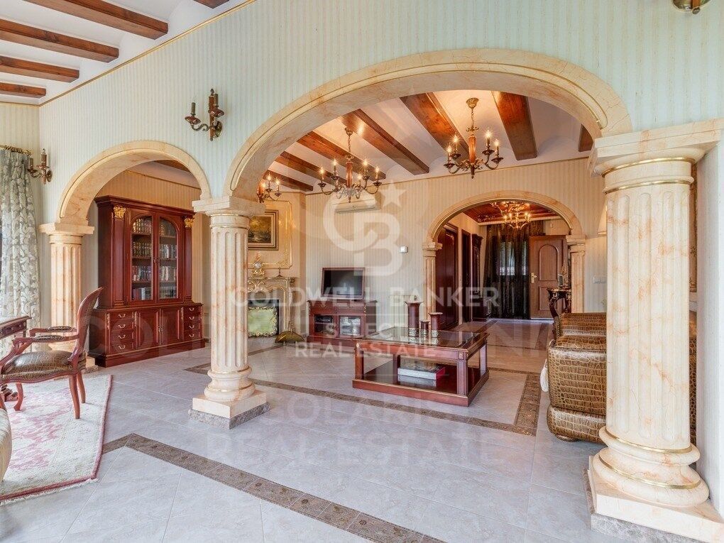Elegant villa with sea views