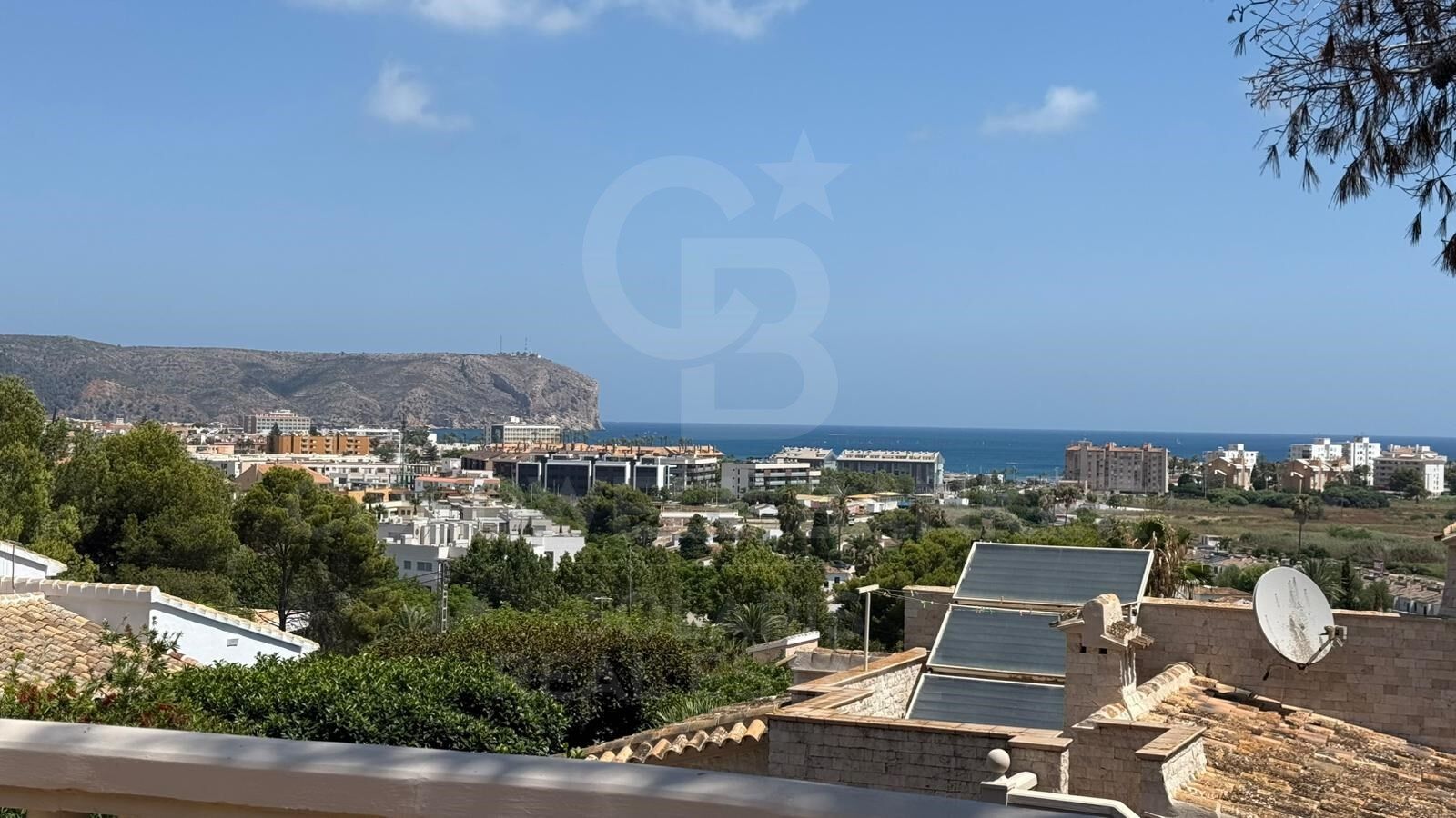 Elegant villa with sea views