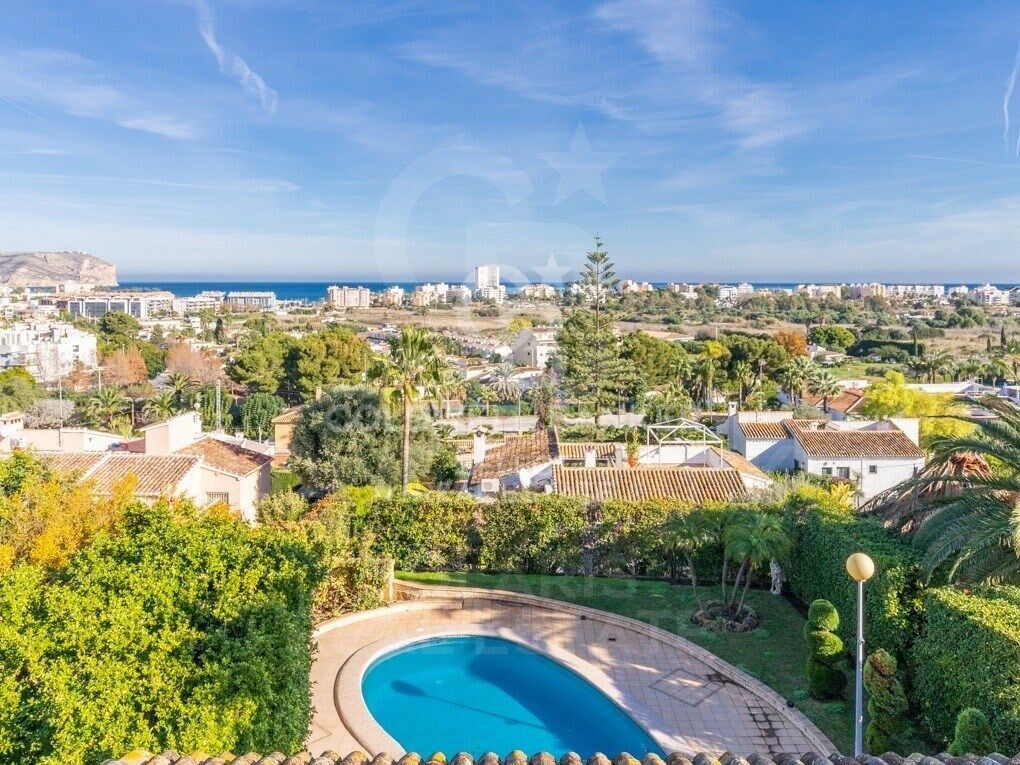 Elegant villa with sea views