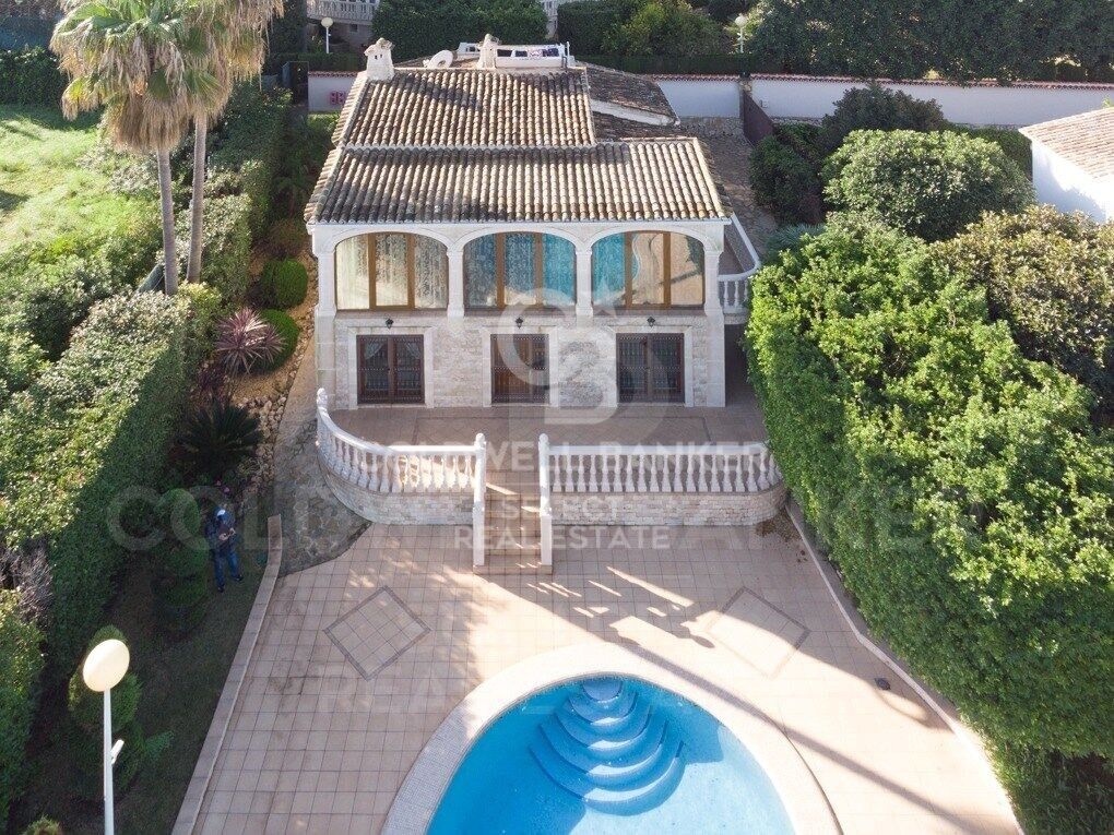 Elegant villa with sea views