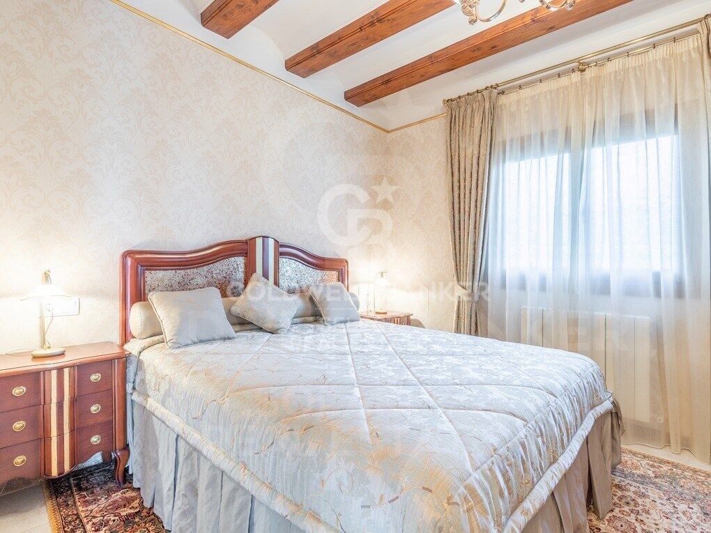 Elegant villa with sea views