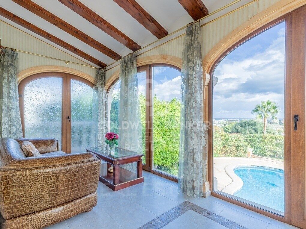 Villa elegante con vistas al mar