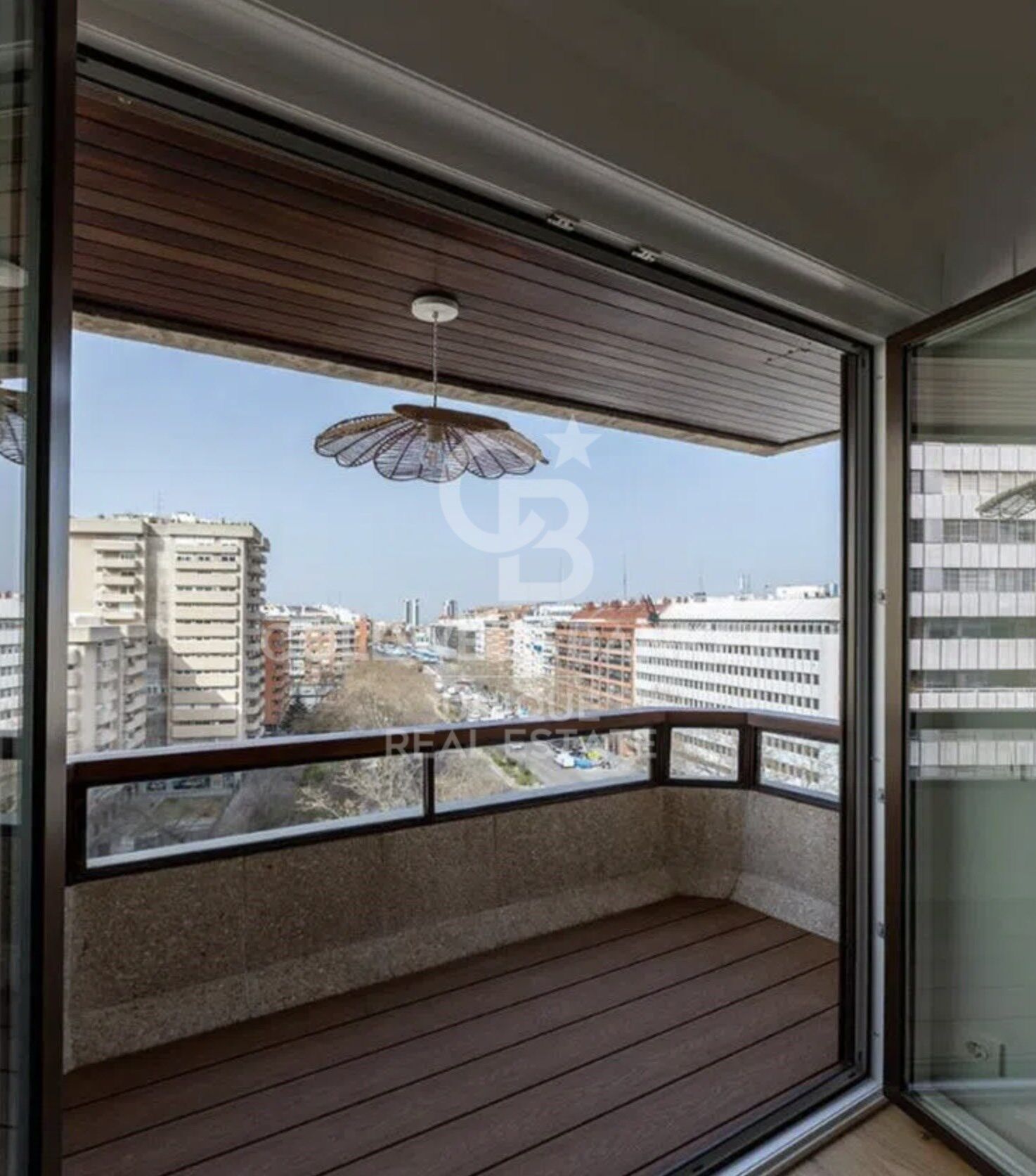 Piso exterior reformado con terraza en Tetúan, Madrid