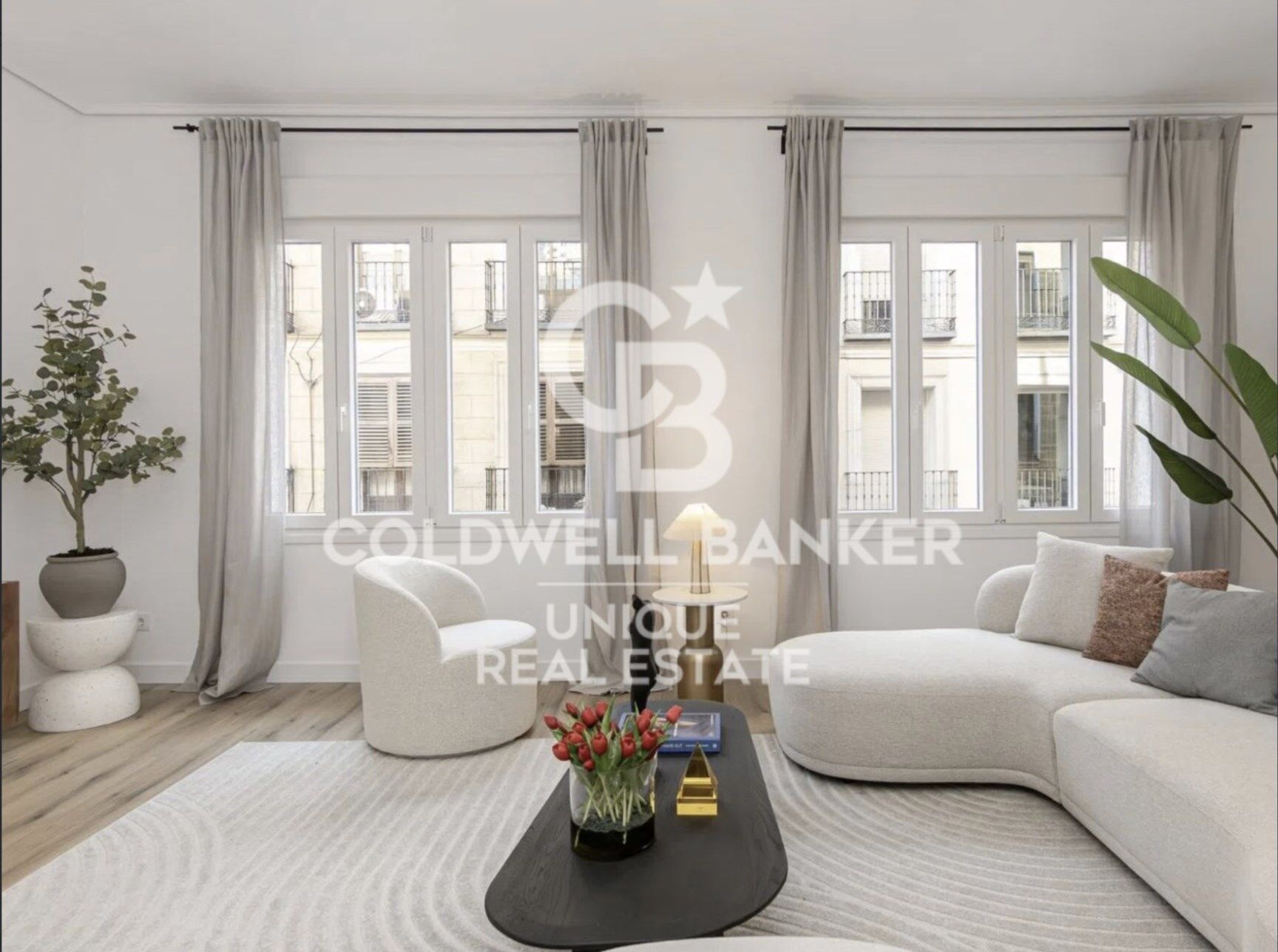 Renovated exterior 3-bedroom apartment in Barrio de Las Letras, Madrid