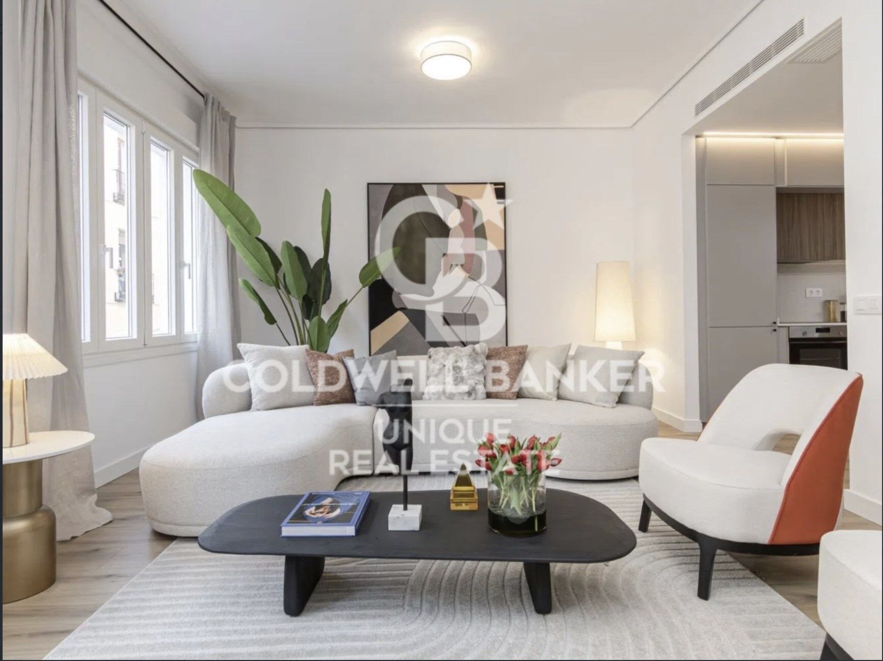 Renovated exterior 3-bedroom apartment in Barrio de Las Letras, Madrid
