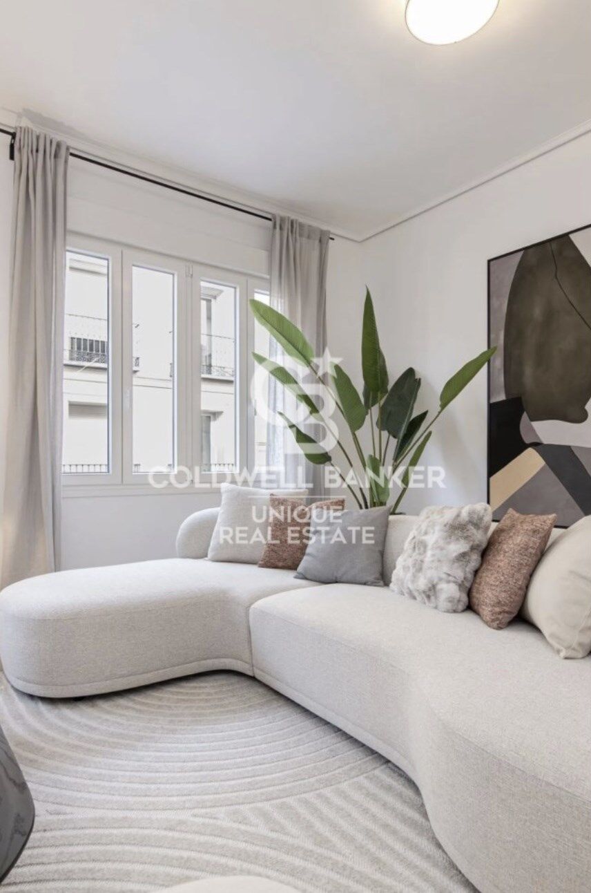 Renovated exterior 3-bedroom apartment in Barrio de Las Letras, Madrid