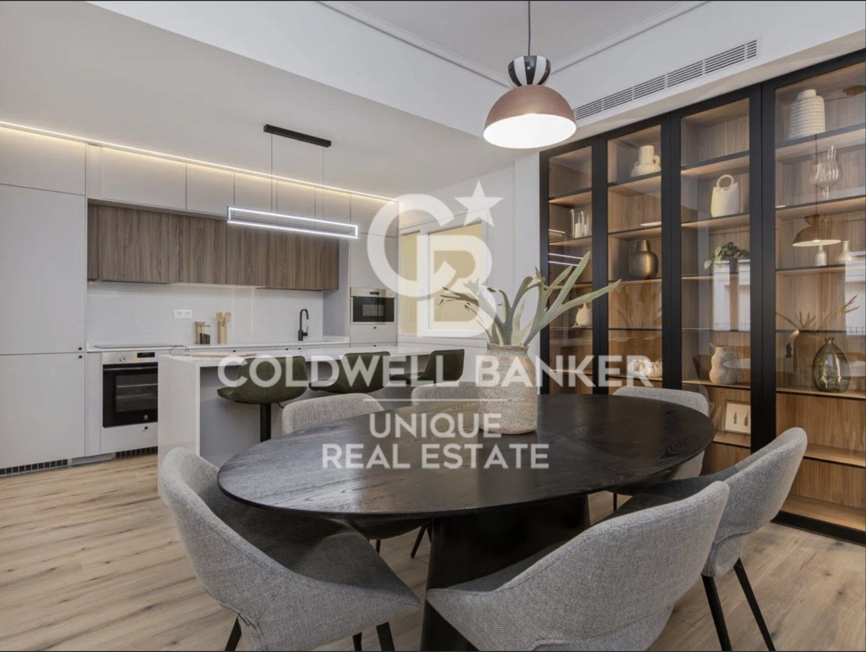 Renovated exterior 3-bedroom apartment in Barrio de Las Letras, Madrid