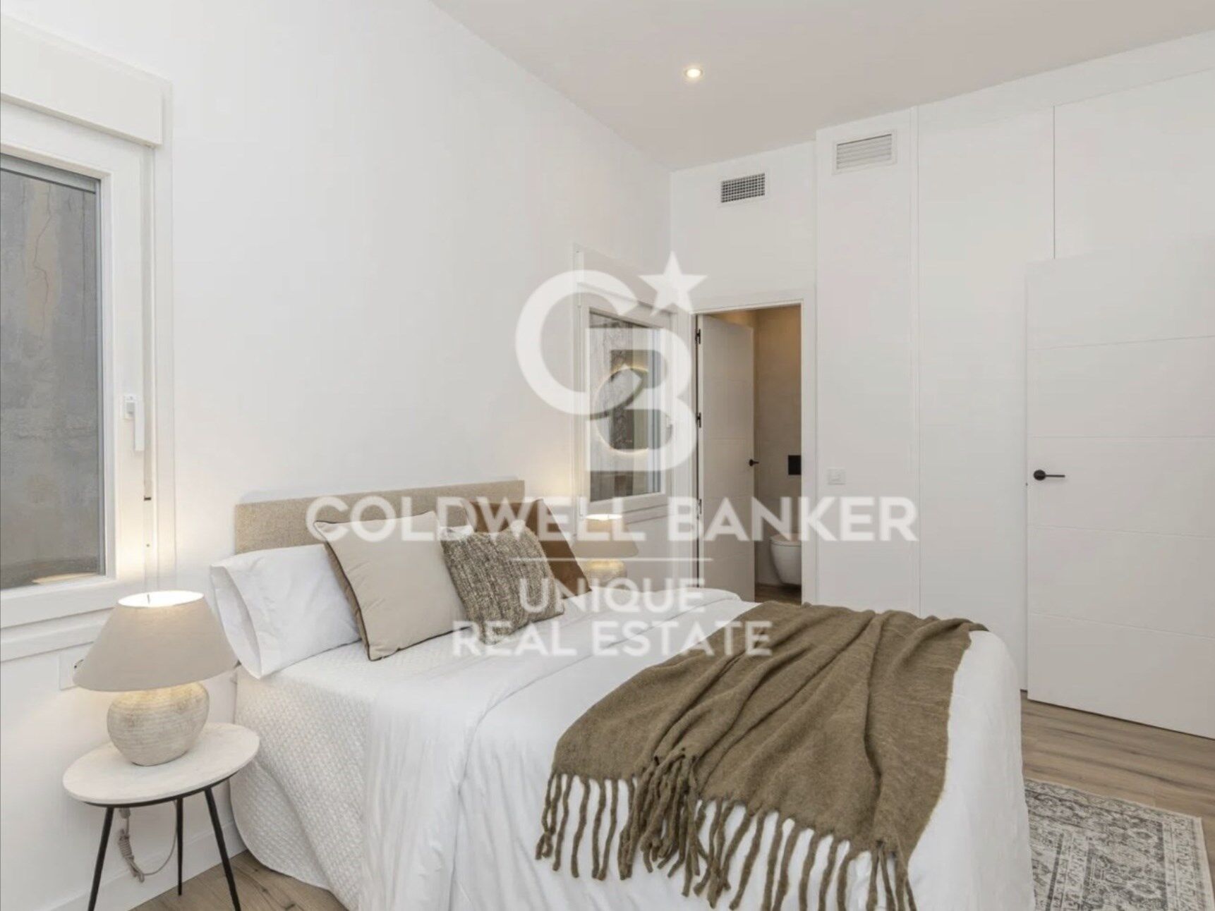 Renovated exterior 3-bedroom apartment in Barrio de Las Letras, Madrid