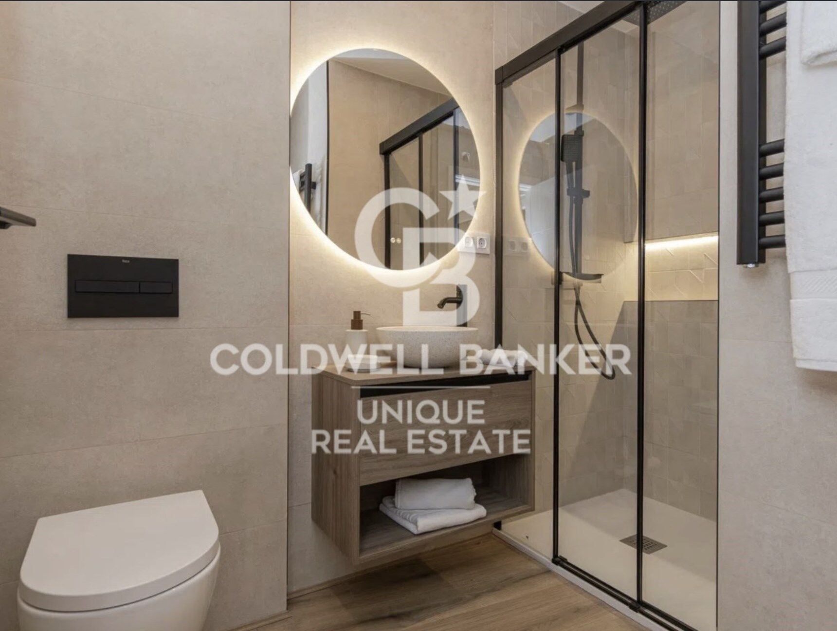 Renovated exterior 3-bedroom apartment in Barrio de Las Letras, Madrid