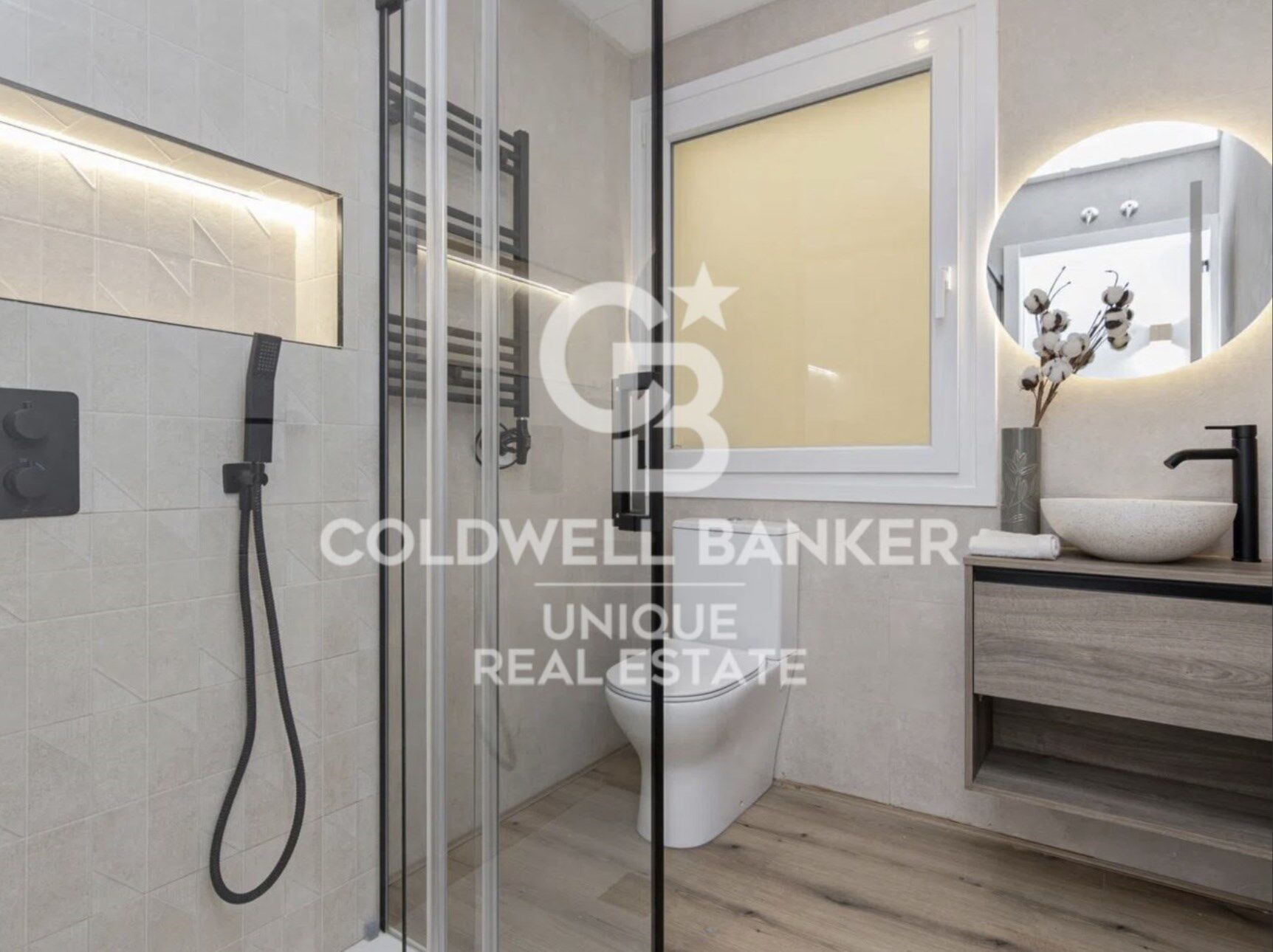 Renovated exterior 3-bedroom apartment in Barrio de Las Letras, Madrid