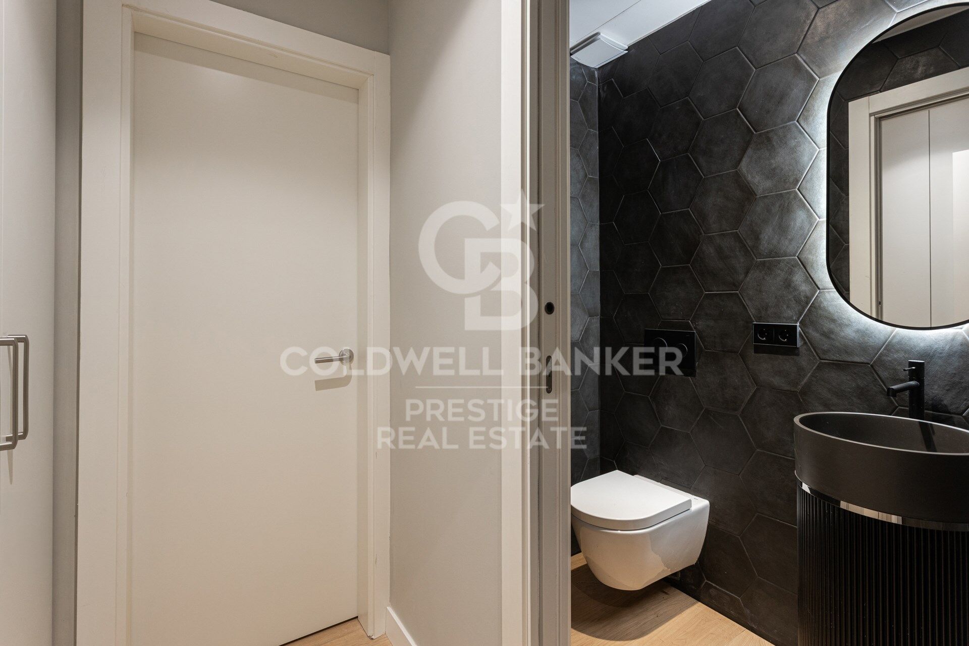 Appartement rénové, tout neuf, situé rue Muntaner