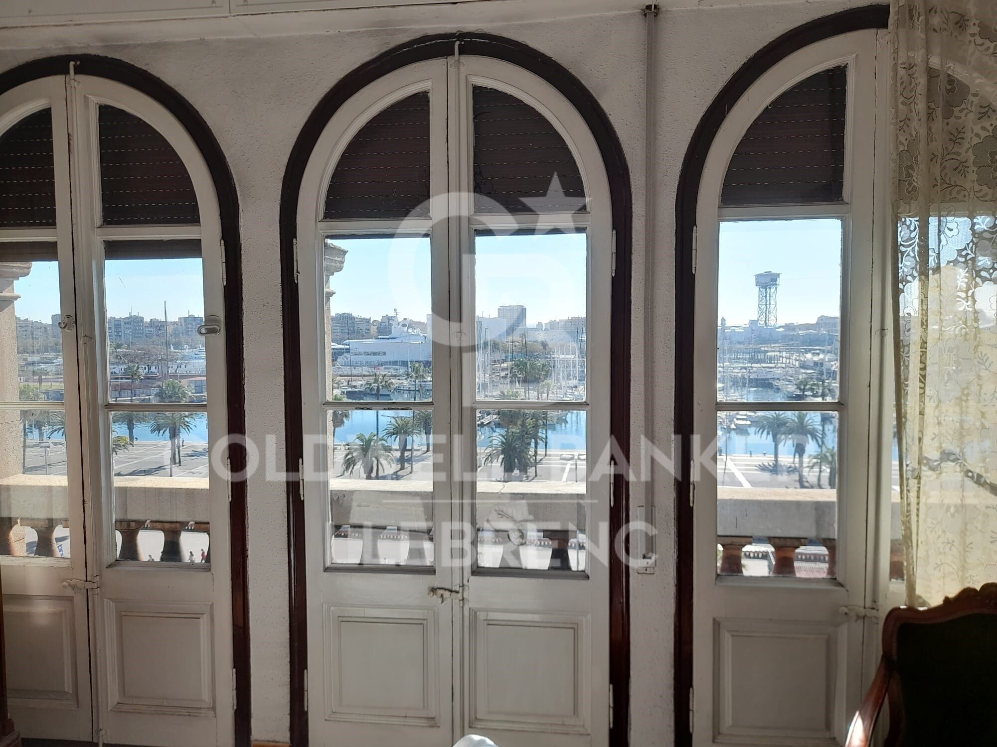 Amplio piso en venta de 150 m² con vistas al mar en finca regia en el Pg. Colón de Barcelona - proyecto de reforma incluido