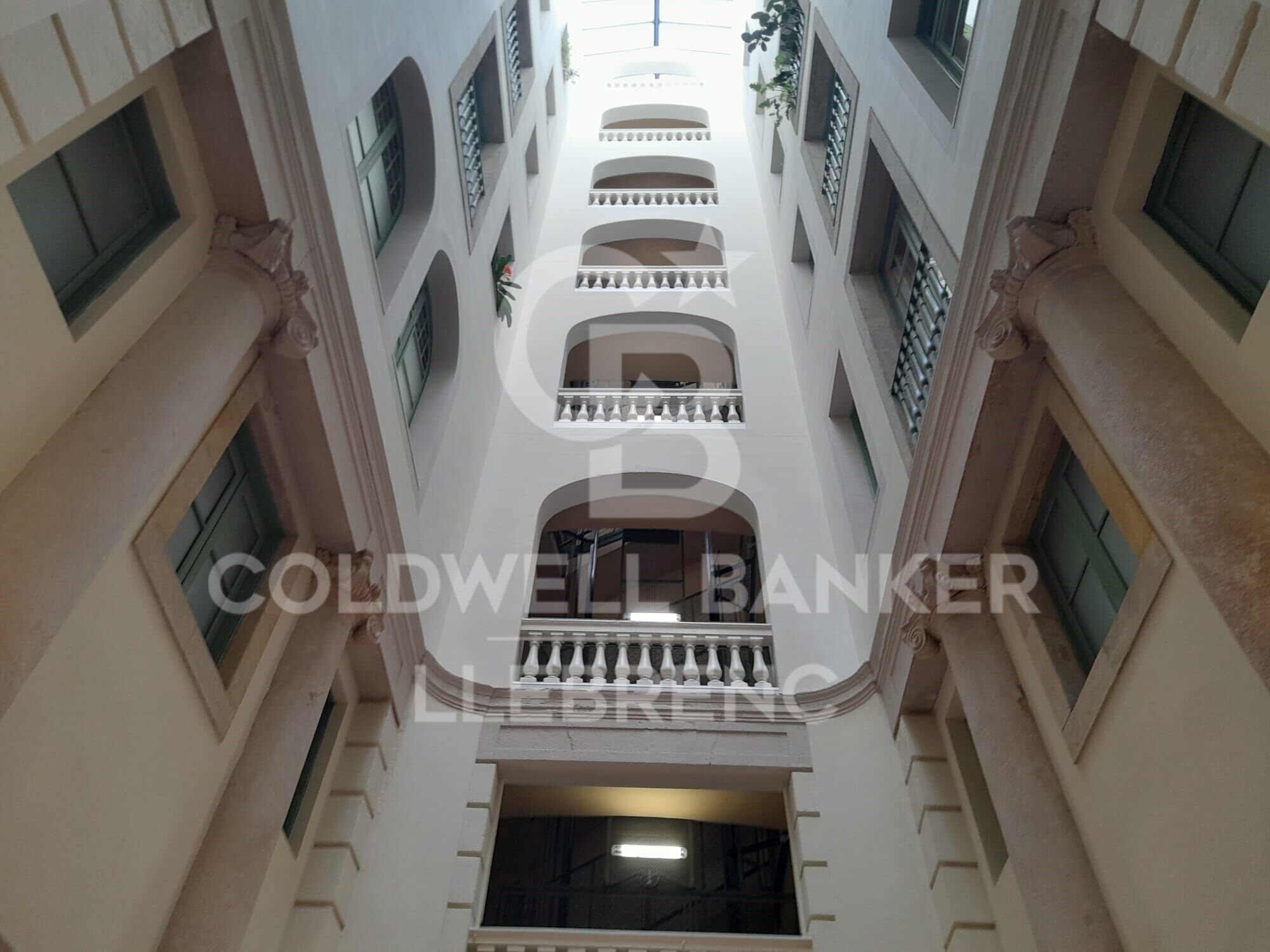 Appartement spacieux à vendre de 150 m² avec vue sur la mer dans un immeuble majestueux à Pg. Colón à Barcelone - projet de rénovation inclus