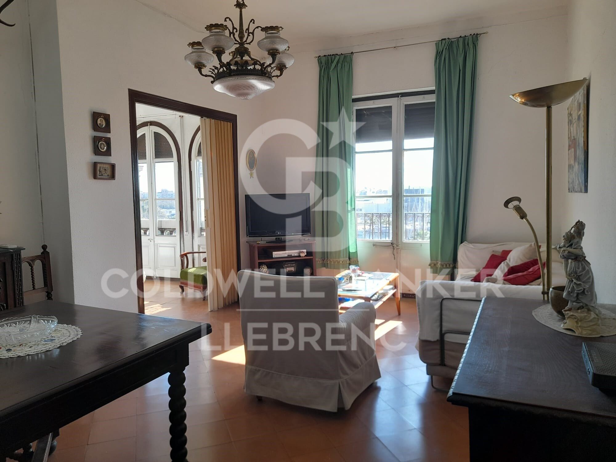 Spacious flat for sale of 150 m² with sea views in a regal building in Pg. Colón in Barcelona - renovation project included