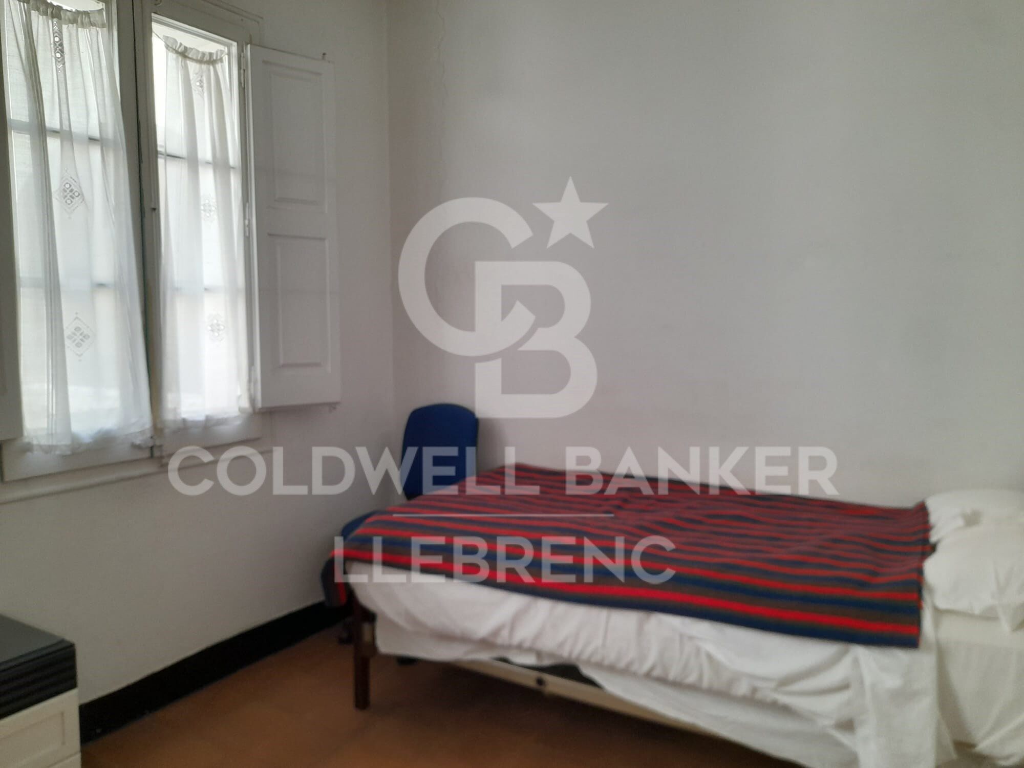 Spacious flat for sale of 150 m² with sea views in a regal building in Pg. Colón in Barcelona - renovation project included