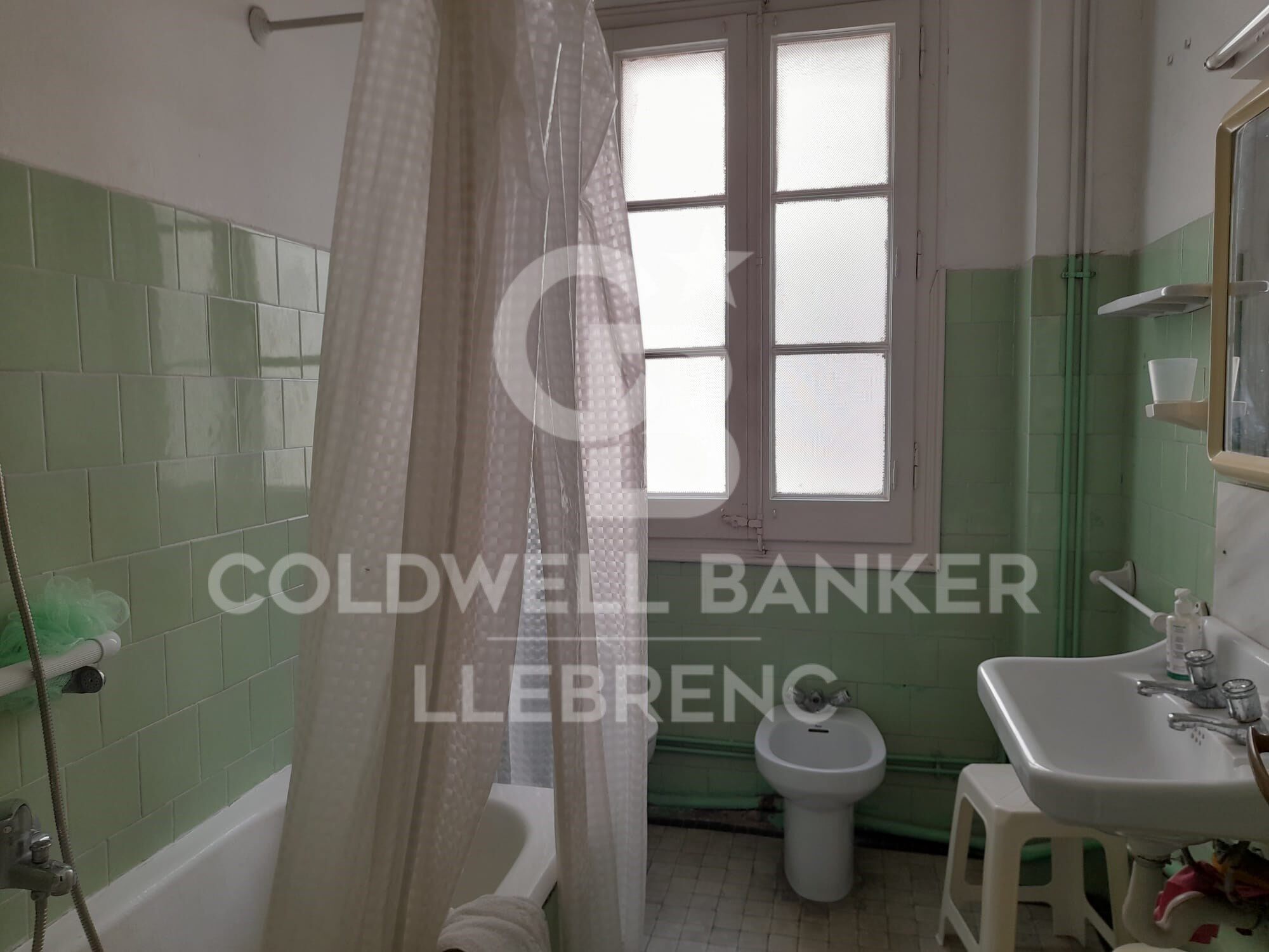 Spacious flat for sale of 150 m² with sea views in a regal building in Pg. Colón in Barcelona - renovation project included