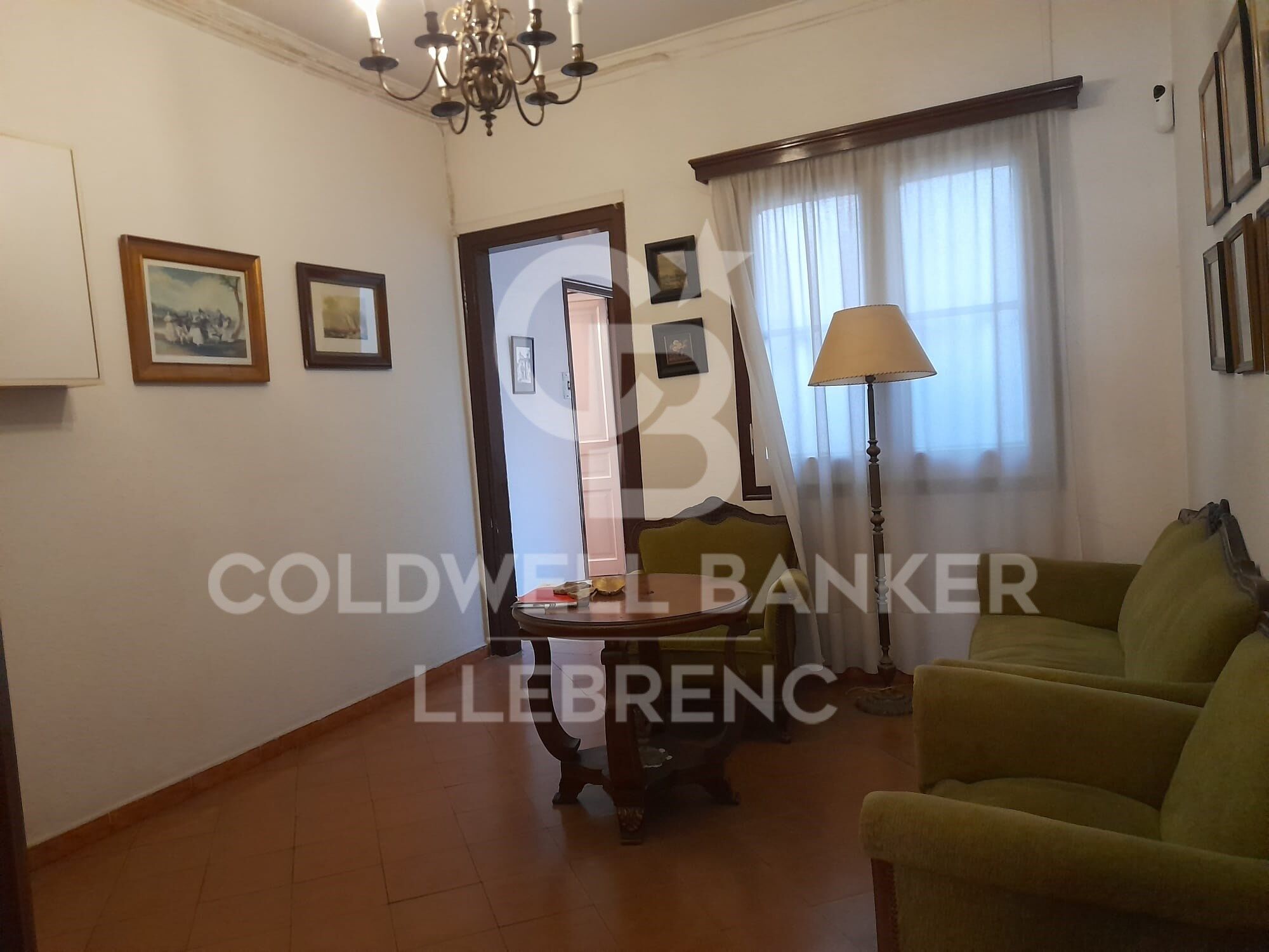 Spacious flat for sale of 150 m² with sea views in a regal building in Pg. Colón in Barcelona - renovation project included