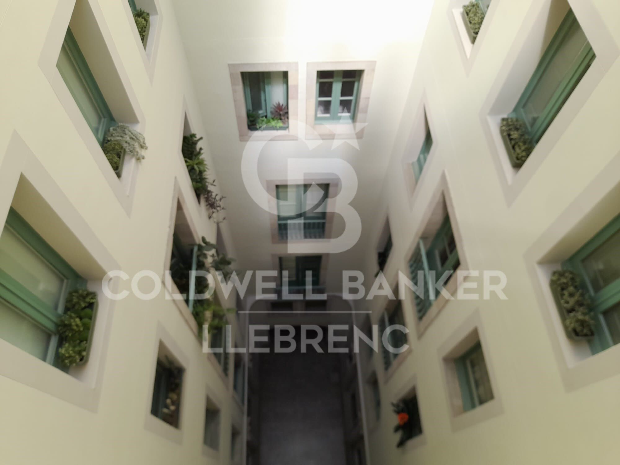 Spacious flat for sale of 150 m² with sea views in a regal building in Pg. Colón in Barcelona - renovation project included