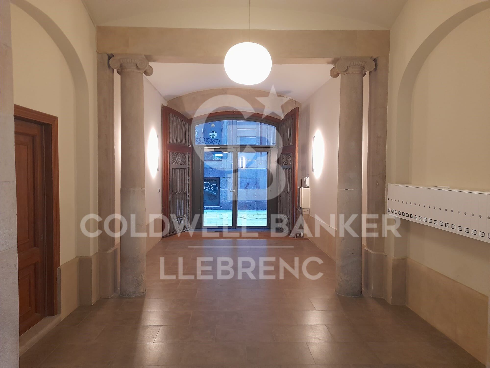 Spacious flat for sale of 150 m² with sea views in a regal building in Pg. Colón in Barcelona - renovation project included