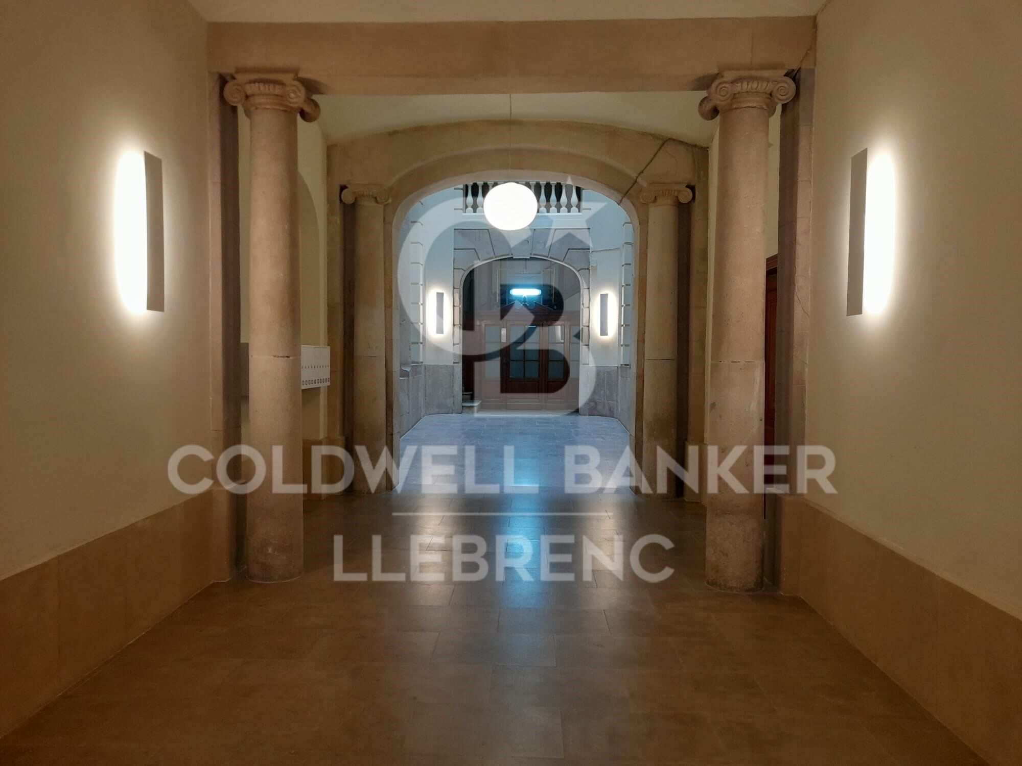 Spacious flat for sale of 150 m² with sea views in a regal building in Pg. Colón in Barcelona - renovation project included
