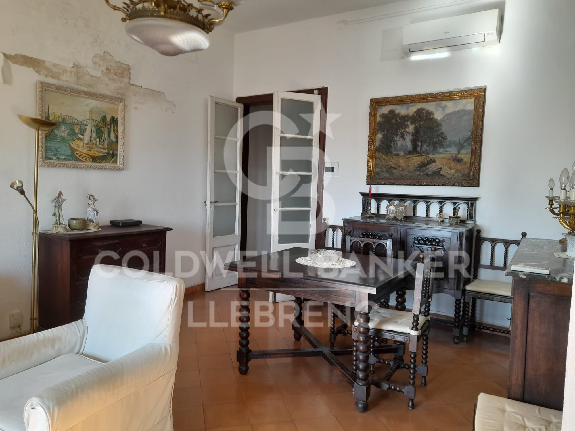 Spacious flat for sale of 150 m² with sea views in a regal building in Pg. Colón in Barcelona - renovation project included