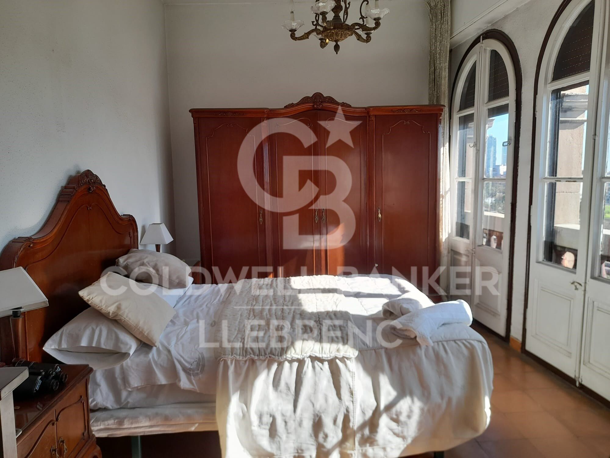 Spacious flat for sale of 150 m² with sea views in a regal building in Pg. Colón in Barcelona - renovation project included