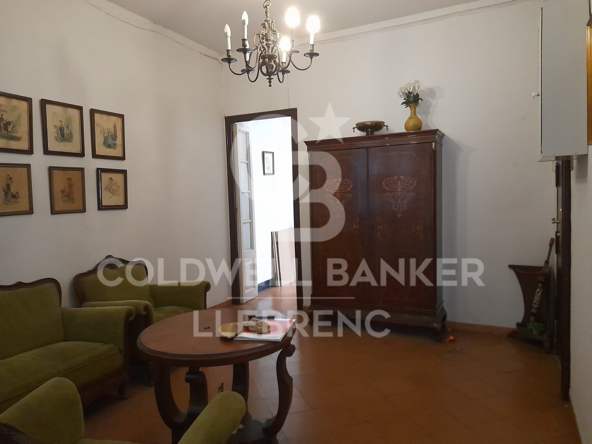 Spacious flat for sale of 150 m² with sea views in a regal building in Pg. Colón in Barcelona - renovation project included