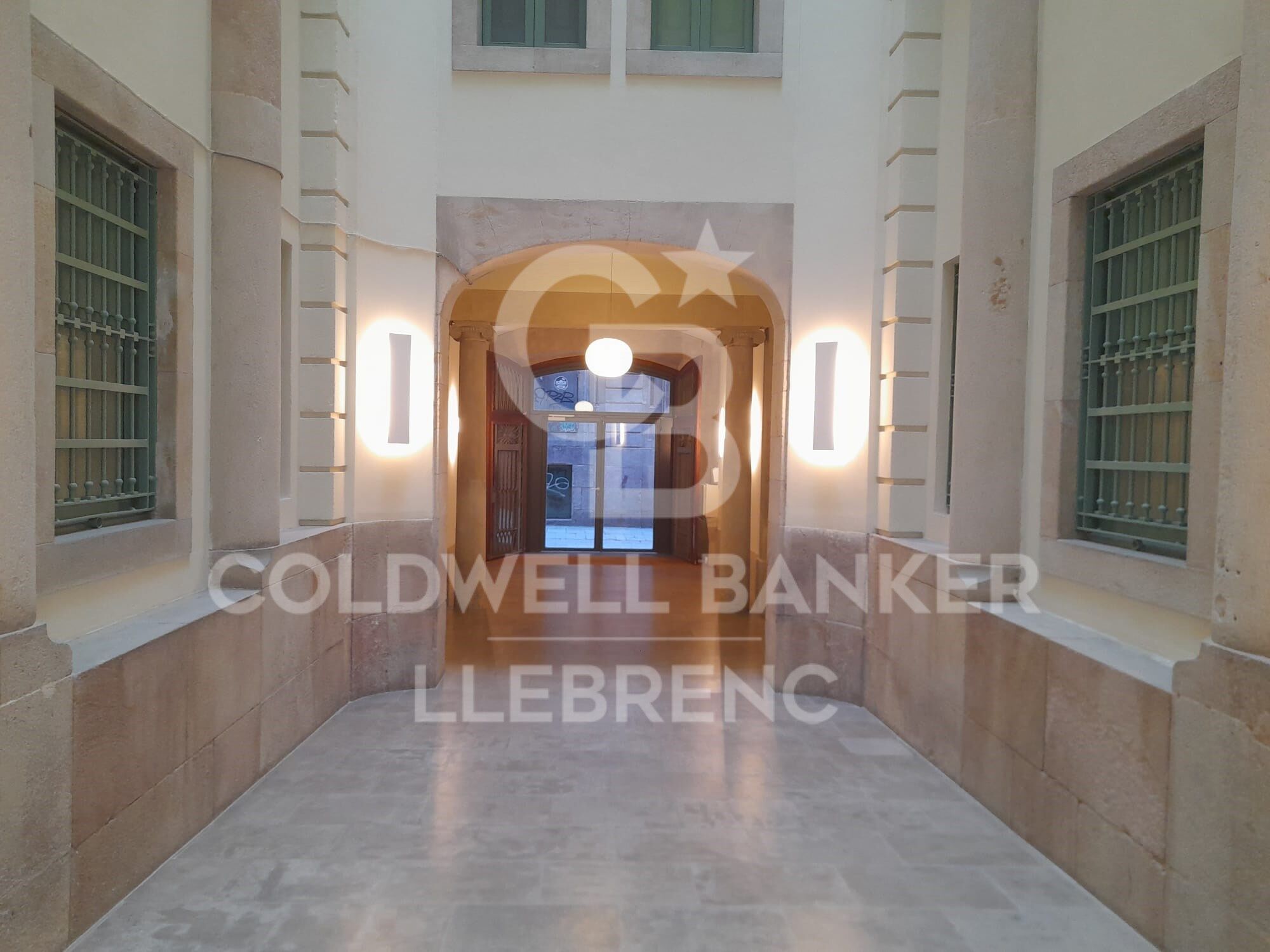 Spacious flat for sale of 150 m² with sea views in a regal building in Pg. Colón in Barcelona - renovation project included