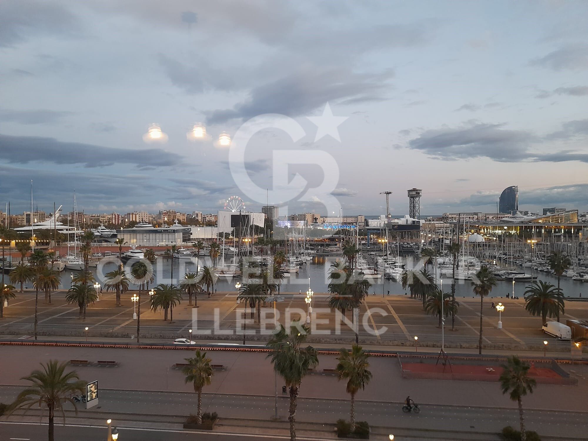 Spacious flat for sale of 150 m² with sea views in a regal building in Pg. Colón in Barcelona - renovation project included