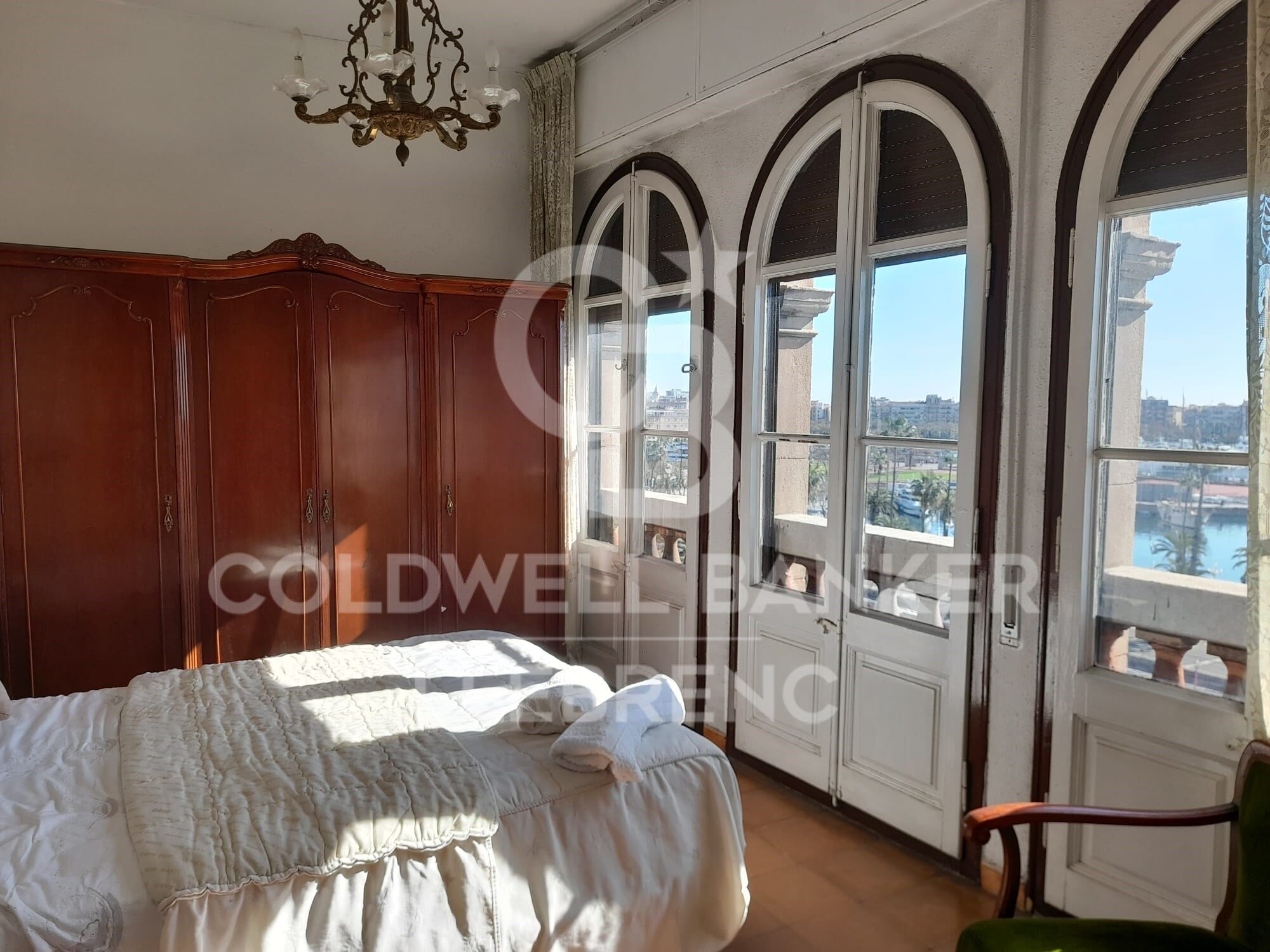 Spacious flat for sale of 150 m² with sea views in a regal building in Pg. Colón in Barcelona - renovation project included