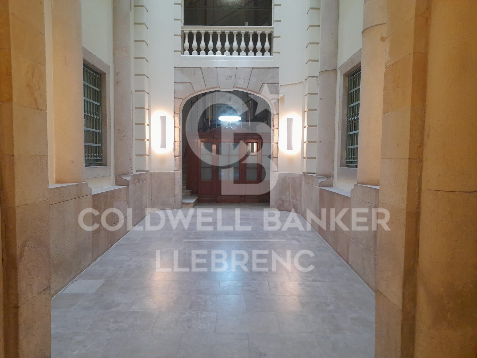 Spacious flat for sale of 150 m² with sea views in a regal building in Pg. Colón in Barcelona - renovation project included