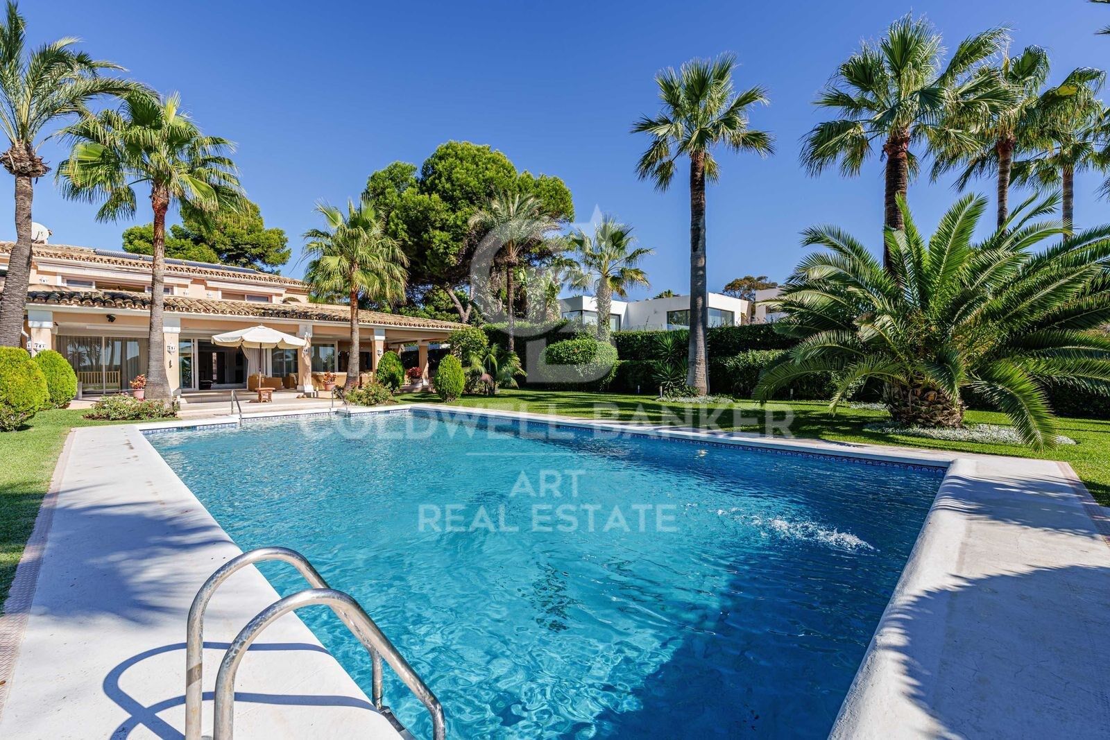 Preciosa villa independiente junto al mar en La Nueva Milla de Oro