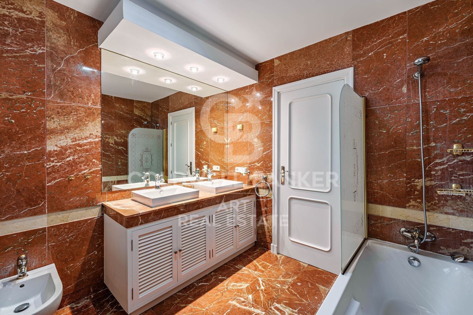 Wunderschöne Freistehende Villa am Meer auf der Neuen Goldenen Meile