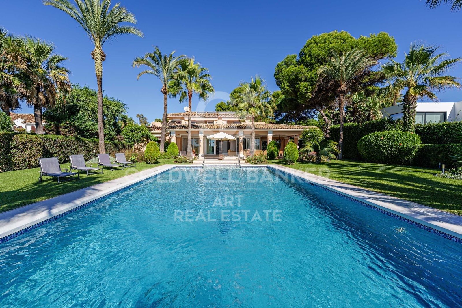 Preciosa villa independiente junto al mar en La Nueva Milla de Oro