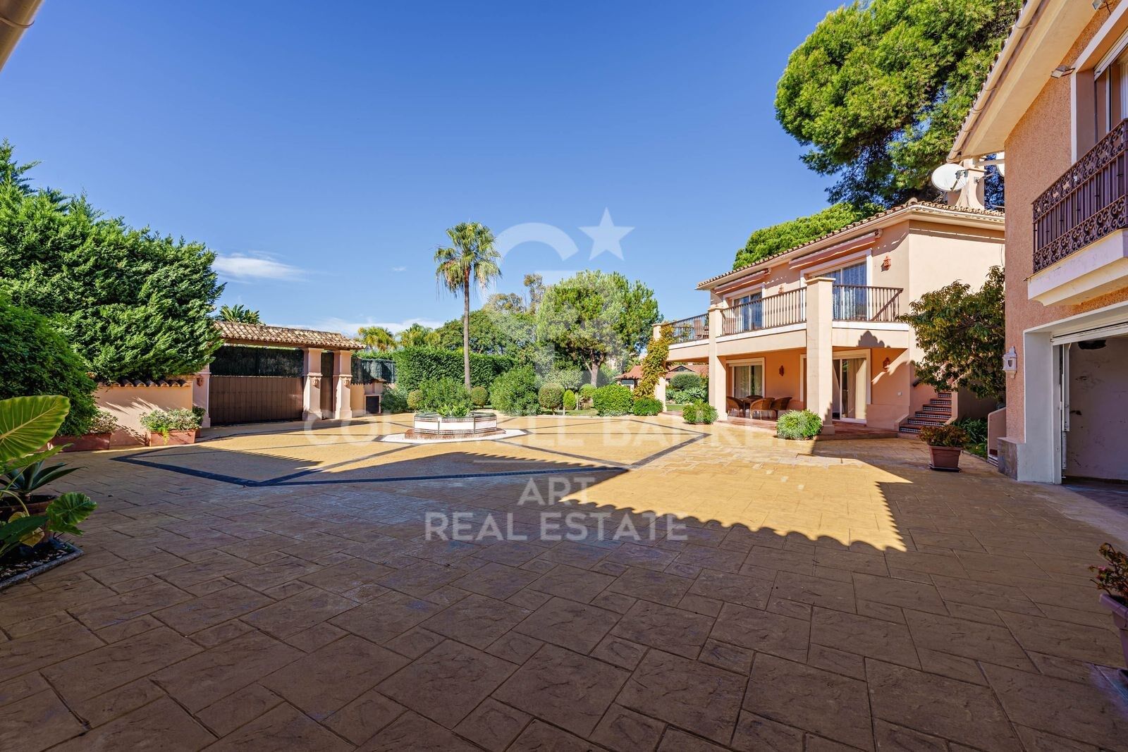 Beautiful Detached Seafront Villa on the New Golden Mile