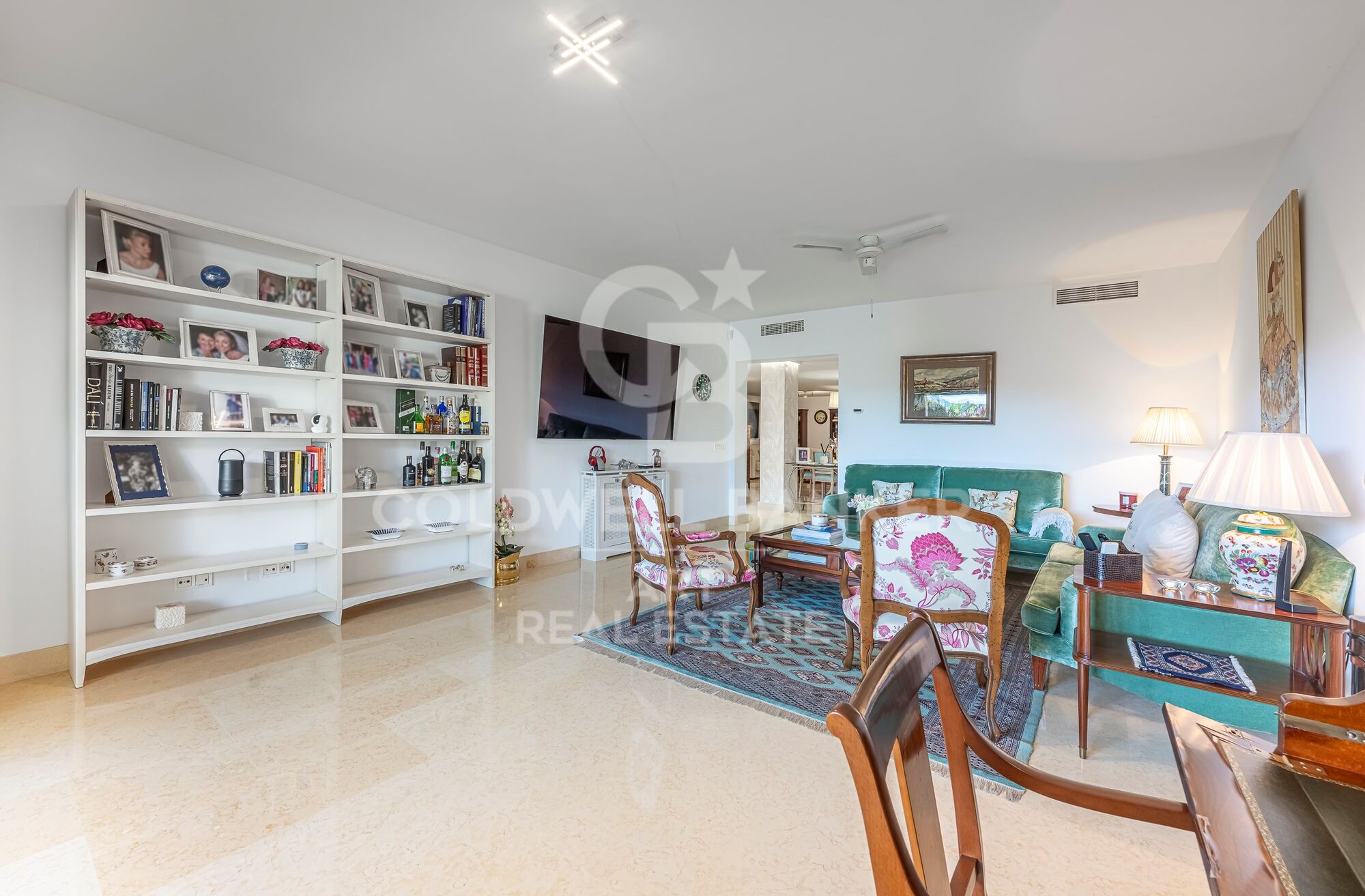 Exceptional south-facing apartment with great expansion potential in Capanes del Golf, Benahavís.