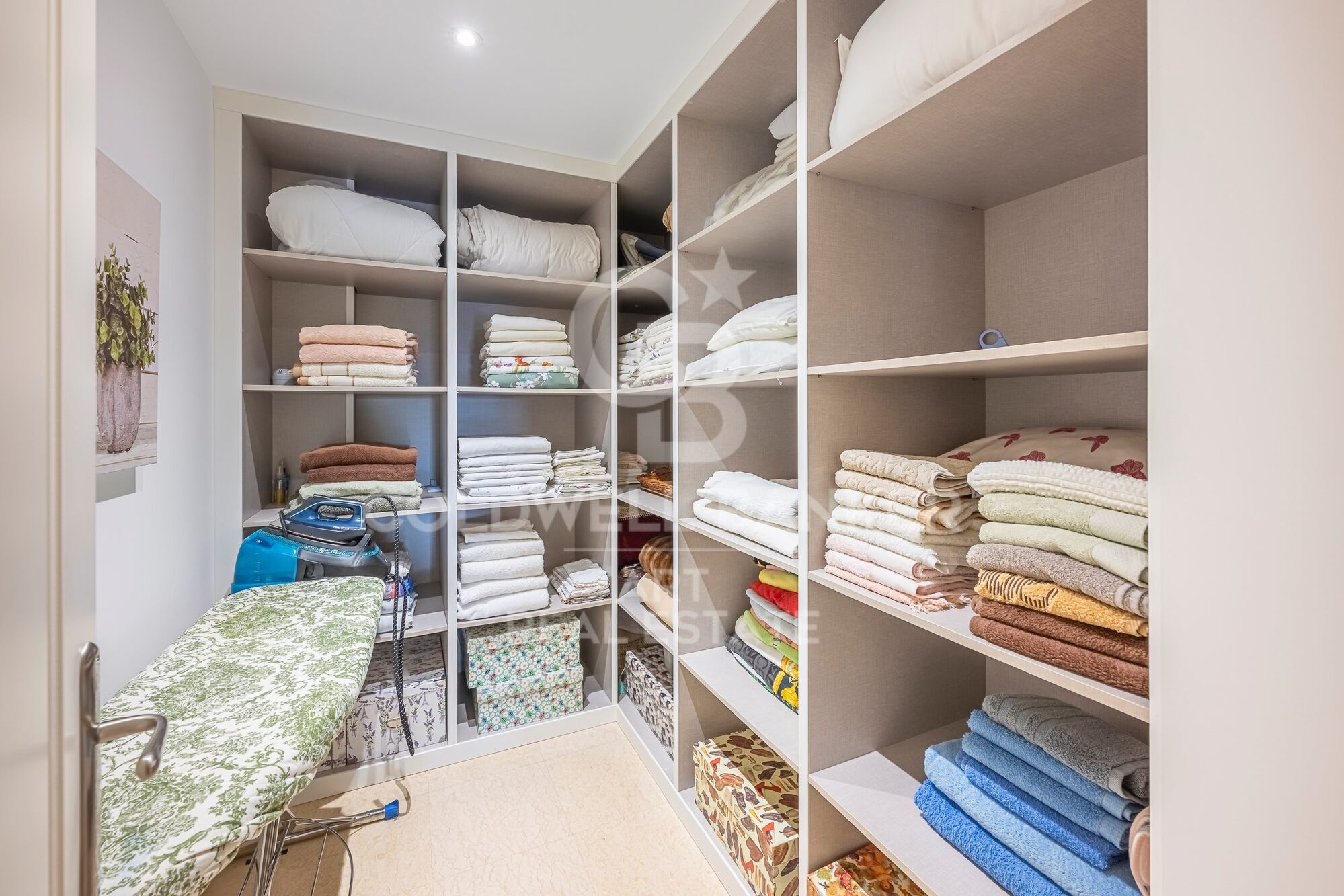 Außergewöhnliche, nach Süden ausgerichtete Wohnung mit großem Erweiterungspotenzial in Capanes del Golf, Benahavís.