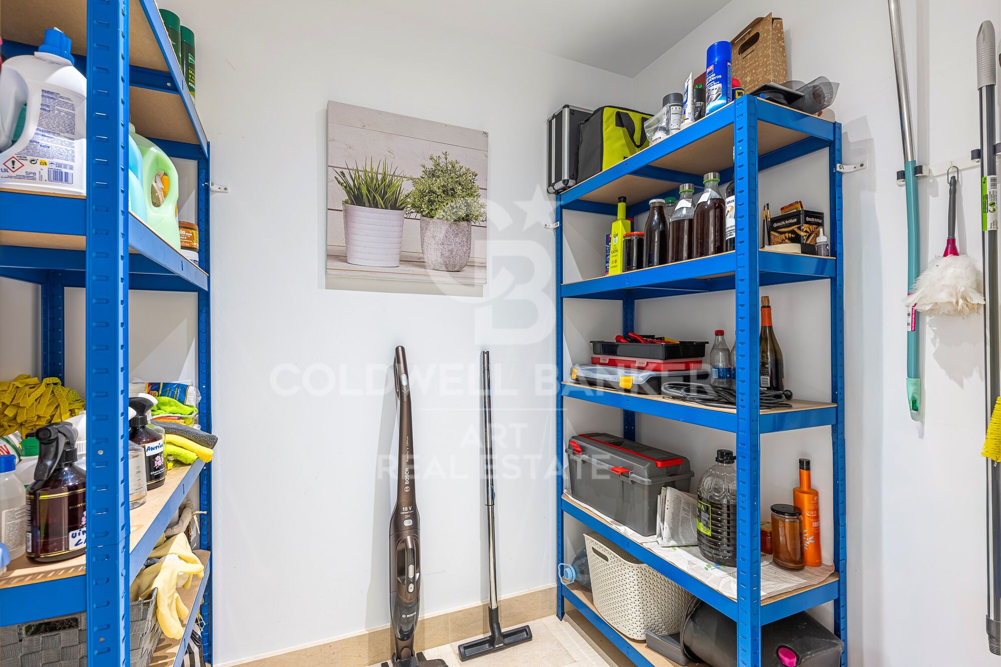 Außergewöhnliche, nach Süden ausgerichtete Wohnung mit großem Erweiterungspotenzial in Capanes del Golf, Benahavís.