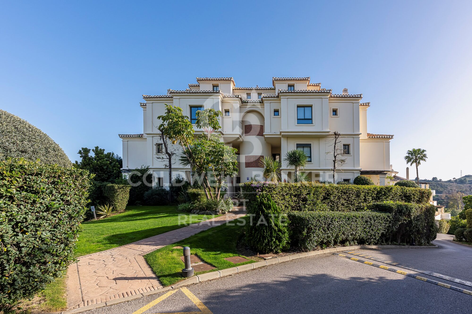 Außergewöhnliche, nach Süden ausgerichtete Wohnung mit großem Erweiterungspotenzial in Capanes del Golf, Benahavís.