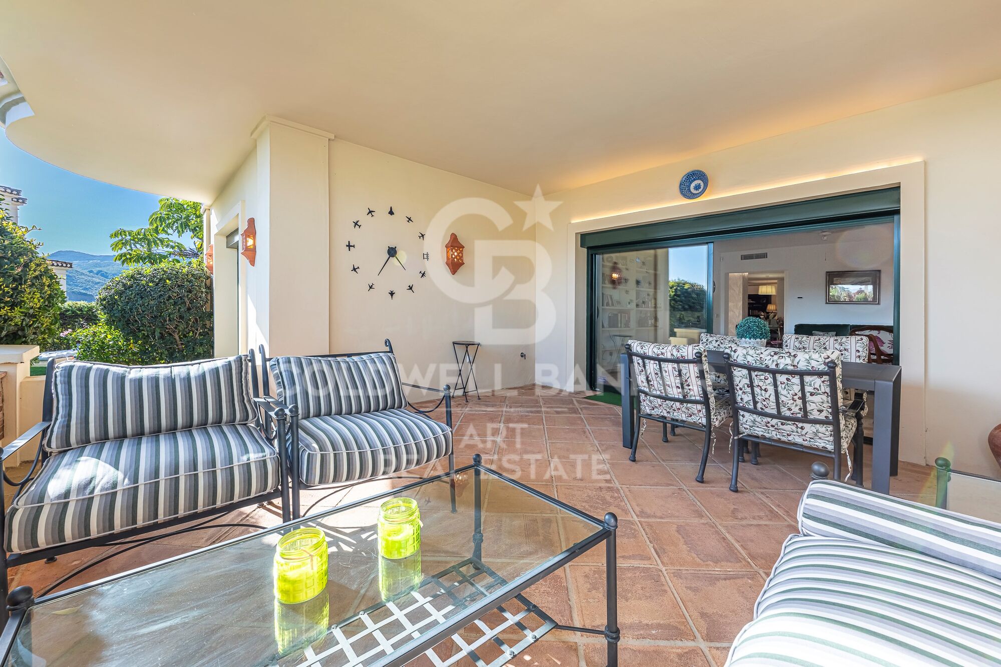 Außergewöhnliche, nach Süden ausgerichtete Wohnung mit großem Erweiterungspotenzial in Capanes del Golf, Benahavís.