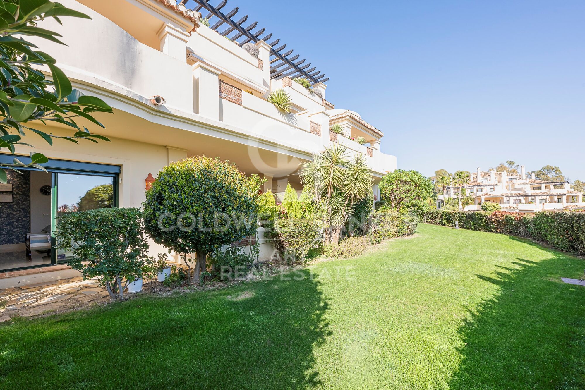 Außergewöhnliche, nach Süden ausgerichtete Wohnung mit großem Erweiterungspotenzial in Capanes del Golf, Benahavís.