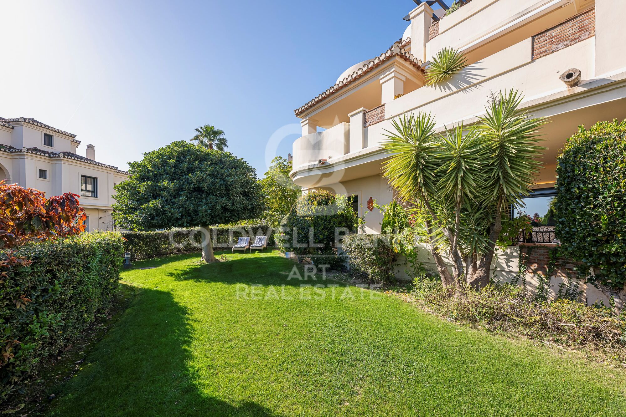 Außergewöhnliche, nach Süden ausgerichtete Wohnung mit großem Erweiterungspotenzial in Capanes del Golf, Benahavís.