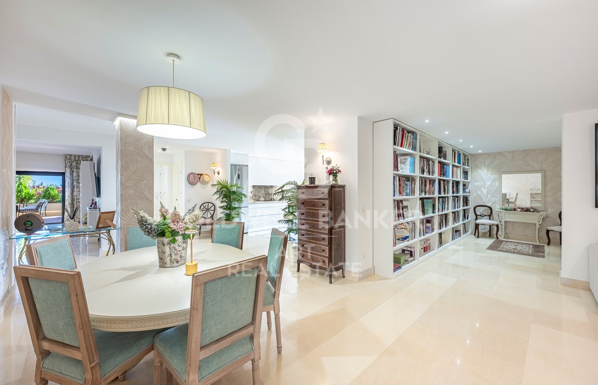 Außergewöhnliche, nach Süden ausgerichtete Wohnung mit großem Erweiterungspotenzial in Capanes del Golf, Benahavís.